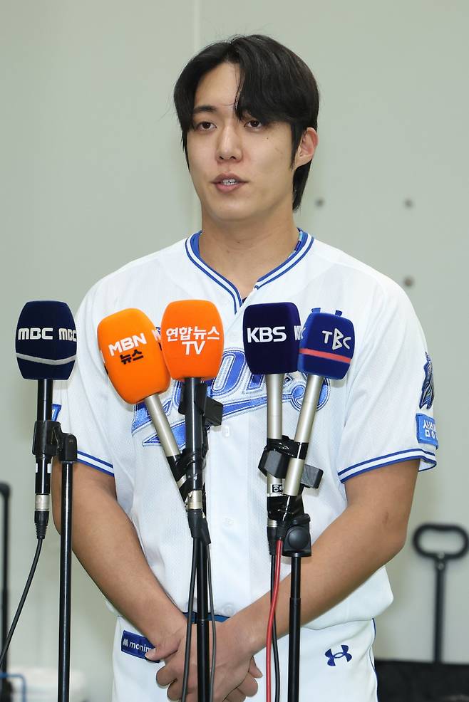 삼성 원태인이 21일 대구삼성라이온즈파크서 열린 SSG전에 앞서 19일 경기 도중 보인 행동에 대해 사과하고 있다. 사진제공|삼성 라이온즈