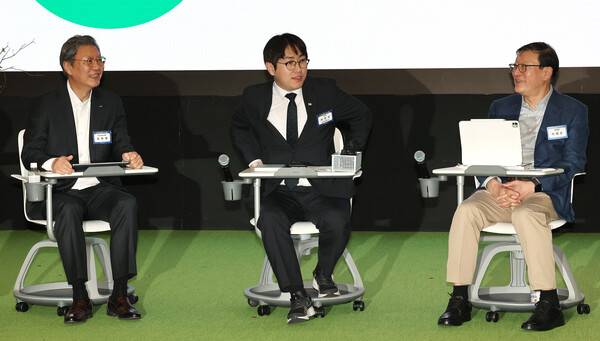 하정우 청와대 AI미래기획수석(가운데)이 10일 서울 강남구 역삼동 GS타워에서 열린 AI혁신위원회 3차회의에 참석해 발언하고 있다. 2026.4.10. 연합뉴스