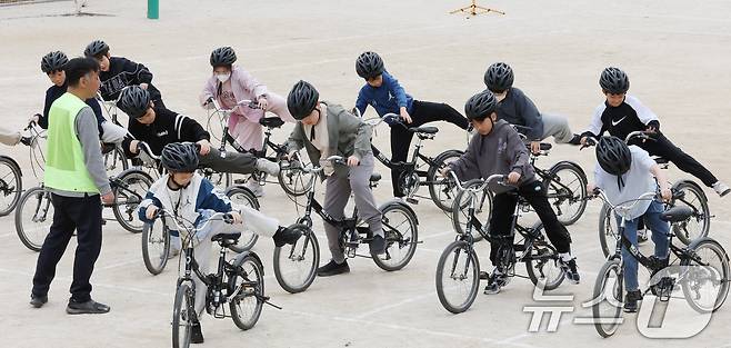 자전거의 날인 22일 경기 수원시 권선구 명당초등학교에서 열린 '2026년 찾아가는 자전거&PM(개인형 이동장치) 안전교육'에서 학생들이 교통표지판과 법규 등 안전 주행 방법을 '자전거와환경 사회적협동조합' 관계자들에게 교육받고 있다. 2026.4.22 ⓒ 뉴스1 김영운 기자