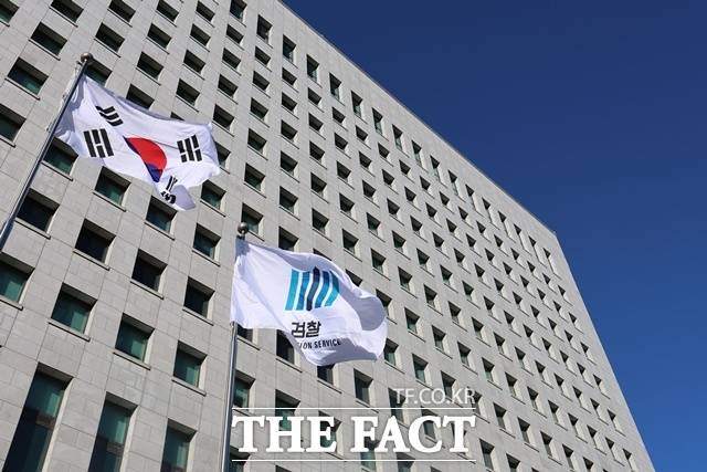 중대범죄수사청(중수청) 출범을 앞두고 검사의 보완수사권 존폐 논란이 이어지는 가운데, 현직 경찰관 10명 중 7명은 검찰의 보완수사 기능을 직·간접적으로 유지해야 한다는 인식을 가진 것으로 나타났다. 서울 서초구 대검찰청. /뉴시스