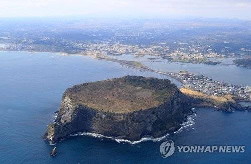 하늘에서 바라본 성산일출봉. 제주특별자치도가 행정안전부 사회연대경제 혁신모델 공모에서 2개 사업이 동시에 선정돼 최대 60억원 규모의 사업 추진 기반을 마련했다. 그 중 '제주지역 유네스코 유산을 활용한 헤리티지 기본소득 모델'은 성산일출봉과 해녀, 밭담 등 지역 유산을 상품과 체험으로 연결해 지역 상권 활력을 키우는 데 초점을 맞췄다. /사진=연합뉴스