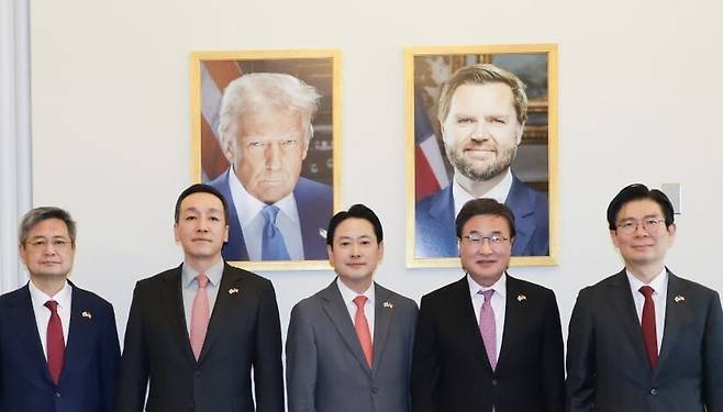 장동혁 국민의힘 대표 등 국민의힘 방미단이 지난 15일(현지시각) 백악관 국가안보회의(NSC) 고위 인사 면담과 관련해 공개한 사진. 국민의힘 제공