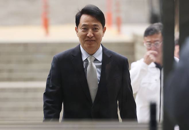 오세훈 서울시장이 22일 오전 서울 서초구 서울중앙지방법원에서 열린 '명태균 여론조사 의혹' 사건 1심 속행 공판에 출석하고 있다. 뉴스1