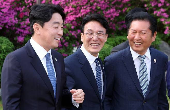 김민석 국무총리, 정청래 더불어민주당 대표, 강훈식 대통령실 비서실장이 22일 서울 종로구 국무총리 공관에서 열린 제8차 고위당정협의회에 참석하고 있다. 이날 회의에서 참석자들은 중동전쟁에 따른 비상경제 5개 상황반 보고 및 논의와 추경 신속 집행관련 논의를 했다. 장진영 기자