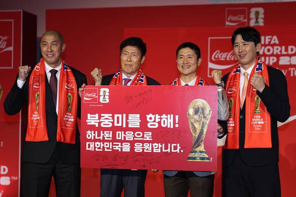 ▲ 1월16일 서울 용산구 CGV용산아이파크몰에서 열린 피파 월드컵 북중미 2026 트로피 투어에서 참석자들이 대표팀 응원 손팻말을 들고 기념촬영을 하고 있다. 왼쪽부터 차두리, 차범근, 이영표, 구자철. ⓒ연합뉴스