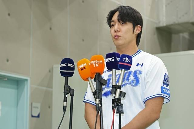 원태인이 21일 취재진에게 19일 LG 트윈스전 당시 상황을 설명하고 있다. 사진=삼성 제공