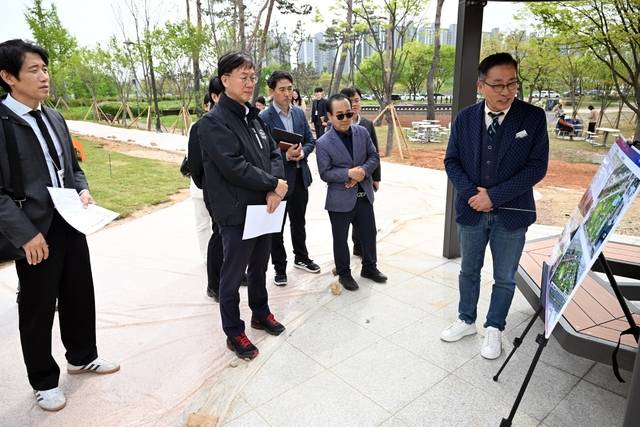 지난 21일 경기 안산시 상록구 사동 일원 호수공원에서 이민근(왼쪽 두번째) 안산 시장과 주민 등이 반려견놀이터 조성 현황 설명을 듣고 있다. 안산시청 제공