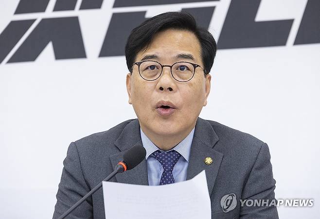 기자간담회 하는 국민의힘 송언석 원내대표 (서울=연합뉴스) 황광모 기자 = 국민의힘 송언석 원내대표가 22일 국회에서 기자간담회를 하고 있다. 2026.4.22 hkmpooh@yna.co.kr