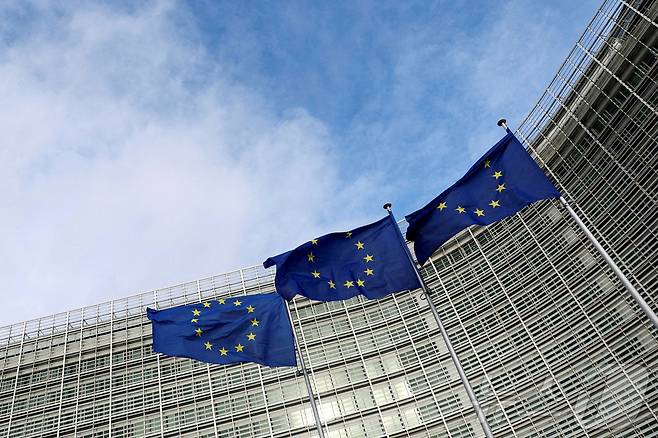벨기에 브뤼셀 유럽연합 집행위원회(EC)에 게양된 유럽연합(EU) 깃발. 2023.11.08. ⓒ 로이터=뉴스1