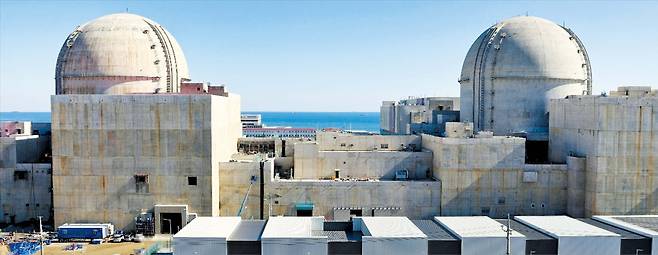 울산 울주군에 건설된 새울 3호기(오른쪽)가 지난 12일 본격적인 시험 운전을 시작했다. 이르면 오는 9월 상업 운전에 들어갈 예정이다. 왼쪽은 함께 건설된 새울 4호기로, 올 하반기 운영 허가 심의를 앞두고 있다. 향후 전력 수요가 빠르게 늘어날 것이라는 전망이 발표되면서, 신규 원전 등 새로운 전력 공급원을 둘러싼 논의가 이어지고 있다. /한국수력원자력