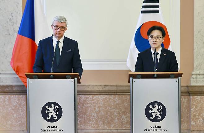 김정관 산업통상부 장관이 지난 2월16일(현지시간) 체코 총리실 콘퍼런스홀에서 열린 두산에너빌리티와 두산스코다파워 간 터빈 공급 계약 등 우리 기업과 체코 기업 간 2건의 하도급 계약 서명식에 임석한 후 공동 기자회견에서 발언하고 있다. /사진=연합뉴스