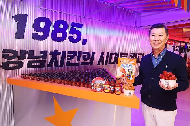 지난해 5월 김홍국 하림그룹 회장이 서울 성동구 '장하다 하림 맥시칸 팝업스토어'에서 새롭게 론칭한 냉동치킨 브랜드 '맥시칸'의 신제품을 소개하고 있다. ⓒ연합뉴스