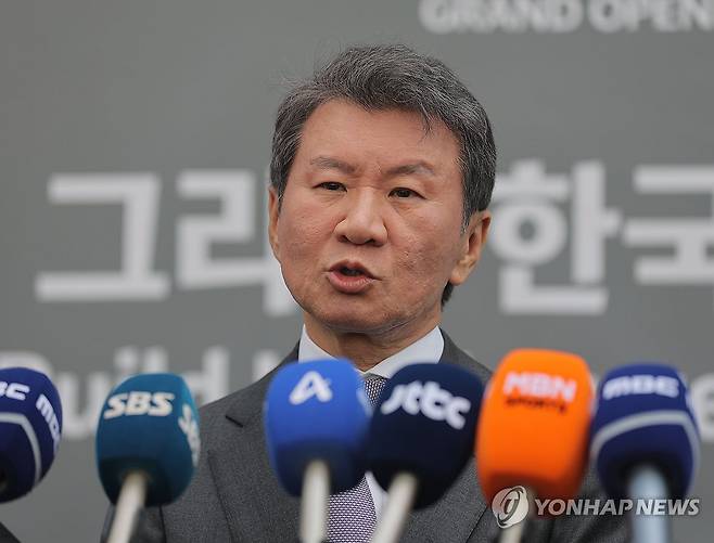 코리아풋볼파크 개관 소감 말하는 정몽규 대한축구협회장 (천안=연합뉴스) 류영석 기자 = 정몽규 대한축구협회장이 7일 공식 개관식이 열리는 충남 천안 코리아풋볼파크에서 취재진을 만나 소감을 말하고 있다. 2026.4.7 ondol@yna.co.kr