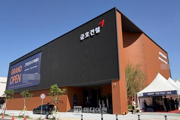 24일 금호건설이 고덕신도시에 공급하는 고덕신도시 아테라 견본주택에 방문객들이 입장을 기다리고 있다./사진=금호건설