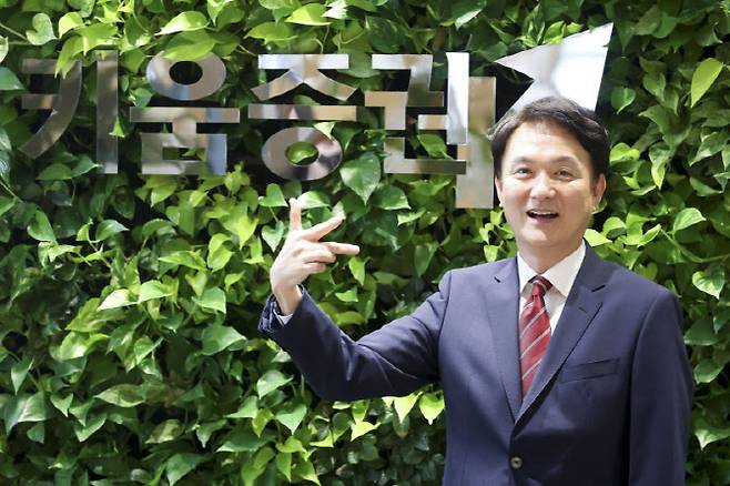 엄주성 키움증권 사장이 23일 서울 영등포구에 위치한 사옥에서 포즈를 취해보이고 있다. (사진=이영훈 기자)