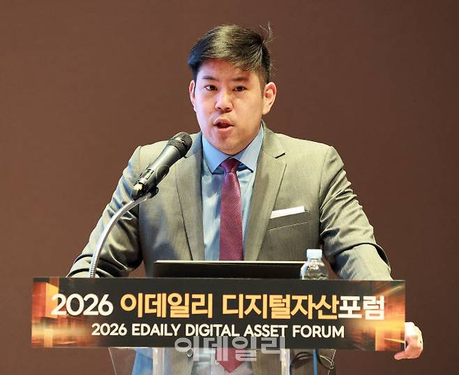 크리스 인 플룸네트워크 공동창립자 겸 CEO가 23일 서울 여의도 한국거래소에서 열린 ‘2026 이데일리 디지털 자산포럼’에서 ‘STO와 RWA가 꿈꾸는 모든 자산의 토큰화’란 주제로 발표를 하고 있다. ‘디지털자산기본법이 가져올 지각 변동’이란 주제로 열린 ‘2026 이데일리 디지털 자산포럼’은 ‘디지털자산기본법’ 입법 이후 달라질 국내 디지털자산시장을 전망하고, 실질적인 비즈니스 해법과 전략적 통찰을 제공하기 위해 마련됐다. (사진=이데일리 방인권 기자)