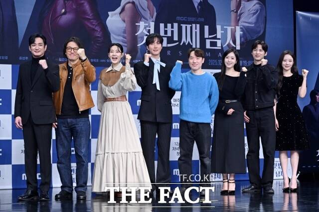 MBC 일일드라마 '첫 번째 남자'가 20회 연장 방송을 확정했다. 사진은 배우 이재황 정찬 오현경 박건일, 강태흠 PD, 배우 함은정 윤선우 김민설(왼쪽부터)이 지난해 12월 '첫번째 남자' 제작발표회에 참석해 포즈를 취하는 모습. /서예원 기자