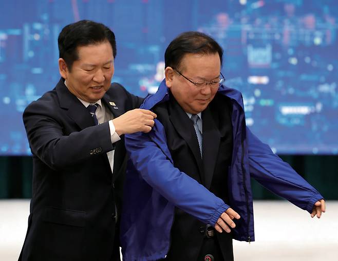 정청래 더불어민주당 대표가 4월8일 대구 북구에서 열린 당 현장최고위원회의에서 대구시장 후보인 김부겸 전 국무총리에게 당 점퍼를 입혀주고 있다. ⓒ연합뉴스