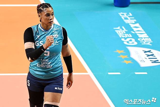 지젤 실바(등록명 실바)가 GS칼텍스와 새 계약을 맺었다. GS칼텍스는 24일 보도자료를 통해 지젤 실바와 재계약에 성공하며 2026-2027시즌에도 동행을 이어간다고 발표했다. 1991년생 실바는 2023-2024시즌을 앞두고 외국인 선수 트라이아웃을 통해 GS칼텍스 유니폼을 입으면서 V-리그에 진출했다. 이후 V-리그 남녀부 통틀어 최초로 3년 연속 1000득점을 달성하는데 성공했고, GS칼텍스의 5년 만에 챔피언결정전 우승을 이끌면서 2025-2026 정규리그와 챔피언결정전 모두 MVP로 뽑혔다. 엑스포츠뉴스DB