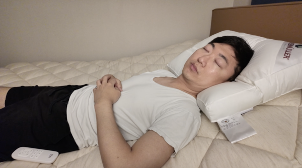 유튜버 김선태가 N32 모션베드 위에서 프리미엄 비건 매트리스 시몬스 멀티 브랜드 N32를 소개하고 있다. 김선태 유튜브 캡처