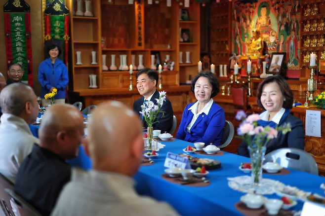 ▲ 추미애(가운데) 더불어민주당 경기도지사 후보가 25일 오후 성남 분당구 불교사암연합회 행사에 참석해 김병욱 민주당 성남시장 후보, 이수진 국회의원과 함께 차담을 나누고 있다./사진제공=추미애의원실