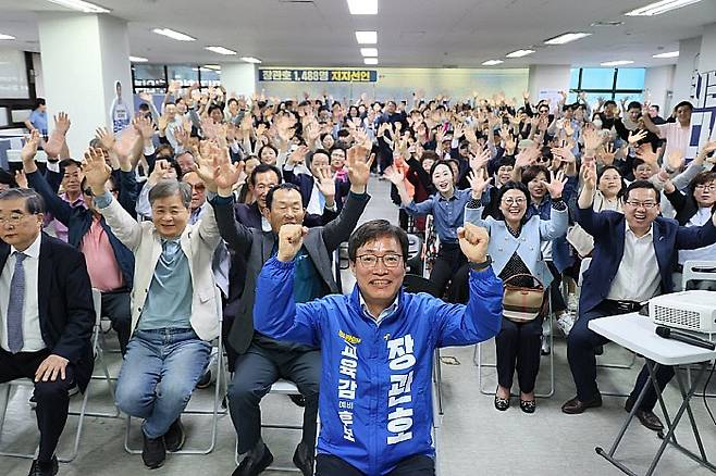 전남광주통합특별시의 초대 교육 수장을 선출하는 선거가 다가오면서 예비후보들이 잇따라 선거사무소와 후원회 사무실을 개소하며 세 결집에 박차를 가하고 있다. 사진은 장관호 예비후보 사무소 개소식 모습. 장관호 캠프 제공