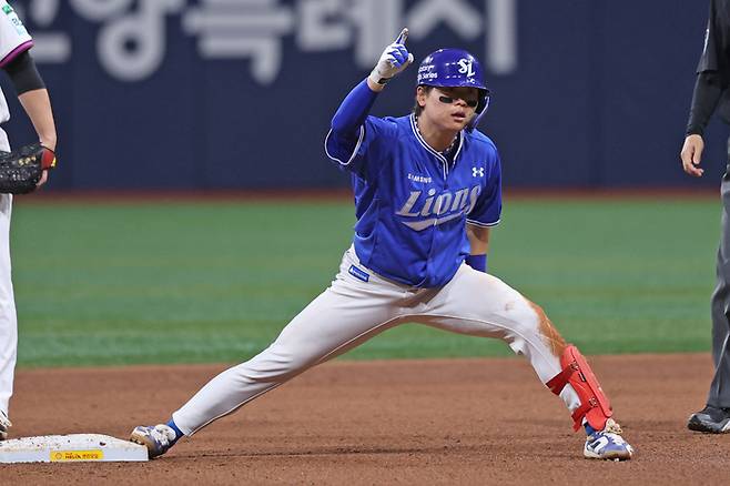 삼성 박승규가 25일 고척스카이돔에서 열린 2026 KBO리그 정규시즌 키움과 경기에서 2루타를 때린 후 세리머니를 하고 있다. 사진 | 삼성 라이온즈