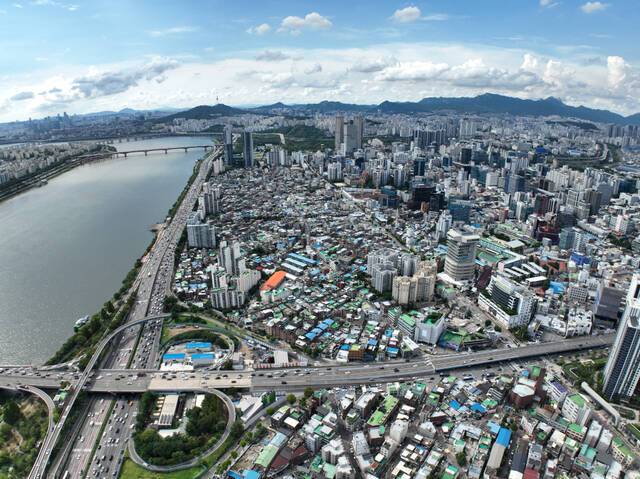 성수4지구 조합은 시공사 선정을 위한 재입찰을 추진하면서 1차 입찰 때 없었던 새로운 조건을 내걸었다. 사진은 성수4지구 전경. /대우건설