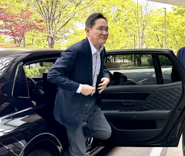 이재용 삼성전자 회장이 인도·베트남 경제사절단 동행을 위해 지난 19일 서울 강서구 서울김포비즈니스항공센터(SGBAC)를 통해 출국하고 있다. 연합뉴스