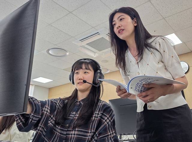경기 수원 삼성전자 인재개발원에서 지난 18일 삼성직무적성검사 예비 소집에서 삼성전자 감독관이 응시자에게 관련 내용을 전달하고 있다. 삼성 제공