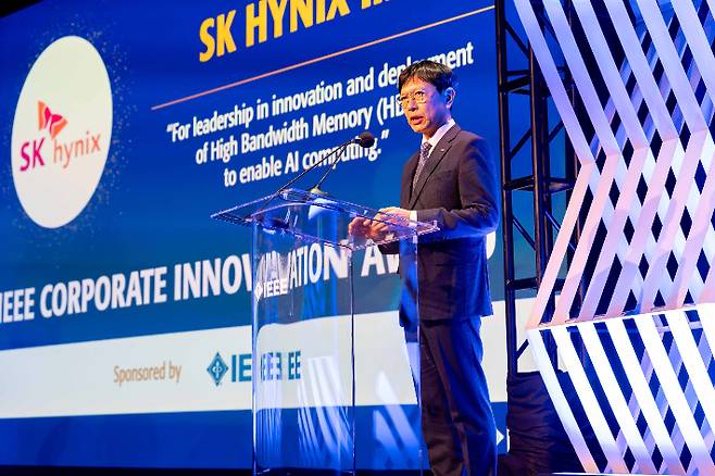 SK하이닉스는 24일(현지시간) 미국 뉴욕에서 열린 '2026 IEEE 어워즈' 기념식에서 기업혁신상을 수상했다. 안현 개발총괄 사장(CDO)이 수상 소감을 말하는 모습. SK하이닉스 제공
