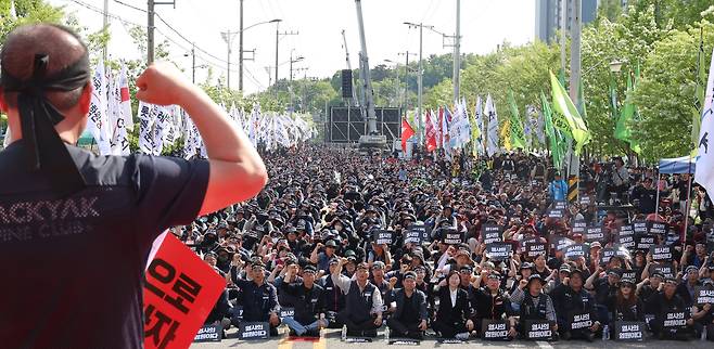 Cargo Truckers Solidarity members hold a rally in front of a BRF Retail logistics center in Jinju, South Gyeongsang Province, on April 25. (Yonhap News)