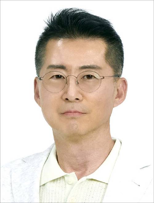 1972년생/ 부산대 복지학과/ 기륭전자/ 2002년 실리콘투 대표(현)