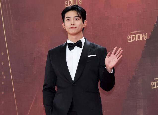옥택연이 비공개로 진행한 결혼식 사진이 유출되며 사생활 침해 논란에 불이 붙었다. 뉴시스