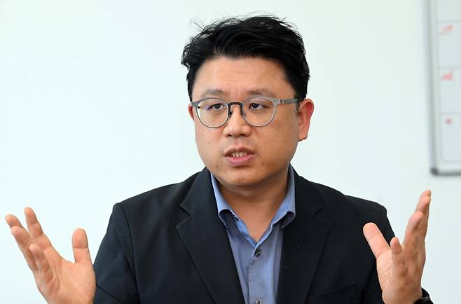 권석준 성균관대 교수가 27일 서울경제신문과의 인터뷰에서 “한국 기업이 반도체 호황에 취해 이대로 안주하면 포스트 HBM 시대에 경쟁력을 잃고 엔비디아와 같은 AI 반도체 기업의 하청 업체로 전락할 수 있다”고 강조하고 있다. 권욱 기자