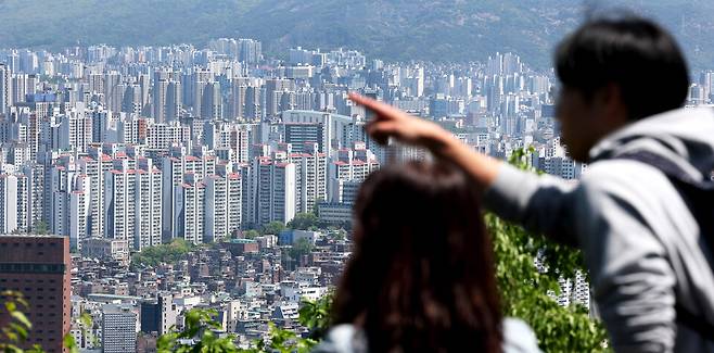 시장 상승기에도 주목받지 못했던 '나홀로 아파트'가 최근 서울 전역에서 신고가를 기록하고 있다. 사진은 26일 서울 남산에서 바라본 도심 곳곳에 아파트가 빼곡하게 자리잡은 모습 ⓒ 연합뉴스