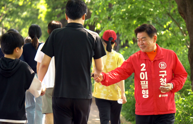 이필형 동대문구청장 후보가 주민들과 인사를 나누고 있다. 이필형 선거캠프 제공.