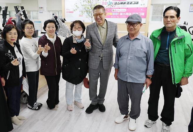 박형준 부산시장(오른쪽에서 세 번째)이 23일 부산가톨릭대학교 하하(HAHA) 캠퍼스를 찾아 어르신들과 인사를 나누고 있다. 하하(HAHA)는 ‘행복하고 건강하게 나이 들기(Happy Aging, Healthy Aging)’를 뜻하는 부산시 시니어 분야 핵심 사업이다. 부산가톨릭대 유휴 부지를 활용해 여가·문화·실버산업 기능이 집적된 복합단지로 조성됐다. 부산시 제공