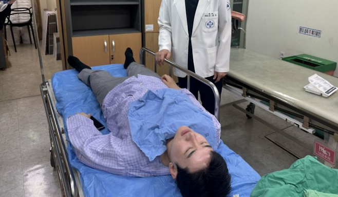 정이한 개혁신당 부산시장 후보가 어제(27일) 선거 유세 중 음료 테러를 당한 뒤 병원으로 옮겨진 모습 (사진, 개혁신당)