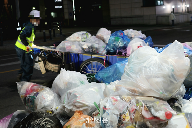 지난 26일 인천 부평구에서 환경미화원이 리어카를 끌고 있다. 우혜림 기자