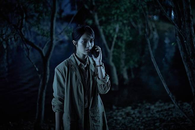 영화 ‘살목지’는 분위기의 음산함 조성을 위해 조명 최소화를 선택했지만, 이는 오히려 관객 집중을 분산시키는 역효과로 나타났다./영화 ‘살목지’ 스틸컷