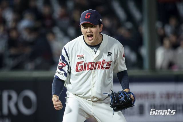 지난 28일 키움전에서 롯데 마무리투수 김원중이 키움 김건희를 삼진 잡고 포효하고 있다. 롯데 자이언츠 제공