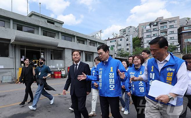 정원오 더불어민주당 서울시장 후보가 29일 서울 성북구 정릉공영차고지에서 열린 '찾아가는 현장: 정릉차고지편'에서 차고지 부지를 둘러보고 있다. 2026.4.29 ⓒ 뉴스1 김성진 기자