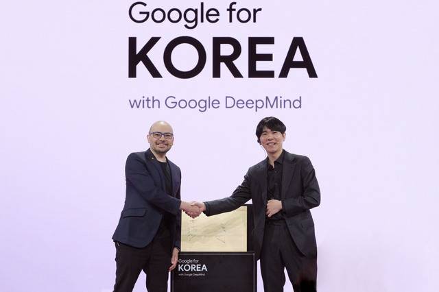 데미스 하사비스 구글 딥마인드 공동 창업자 겸 최고경영자(왼쪽부터)와 이세돌 9단이 29일 서울 중구 웨스틴 조선호텔에서 열린 '구글 포 코리아 2026' 행사에서 '구글 딥마인드 챌린지 매치' 10주년을 맞아 재회해 알파고와의 대국과 그 후 이어진 AI 발전 방향에 대해 대담을 나눴다. /구글코리아
