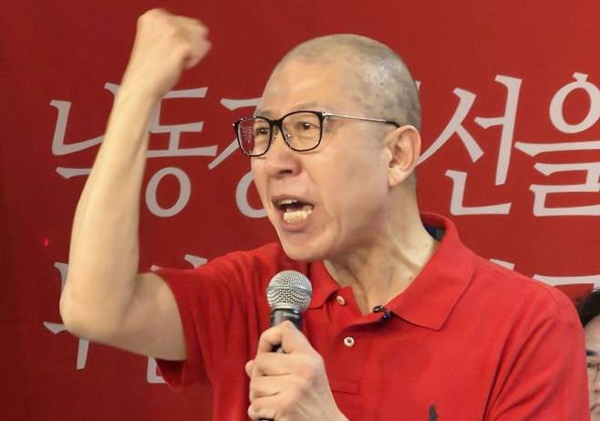 3선에 도전하는 박형준 부산시장이 지난달 28일 부산진구 부전동의 한 빌딩에 마련된 경선 사무소 개소식에서 출마 선언을 하며 어퍼컷 세리머니를 하고 있다. 연합뉴스