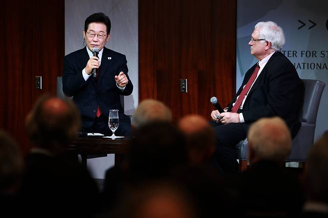 이재명 대통령(왼쪽)이 지난해 미국 방문 당시 워싱턴 DC 전략국제문제연구소(CSIS)에서 존 햄리 회장과 대담을 하고 있다. /연합뉴스