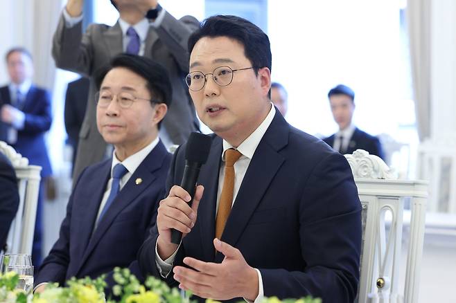 개혁신당 천하람 원내대표가 29일 청와대에서 열린 이재명 대통령과 비교섭단체 및 무소속 의원 오찬에서 인사말을 하고 있다./연합뉴스