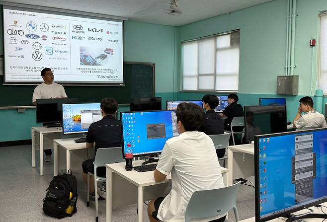 경북기계공업고등학교 학생들이 강사로부터 박판 성형 시뮬레이션에 대해 배우고 있다. 오토폼엔지니어링코리아 제공
