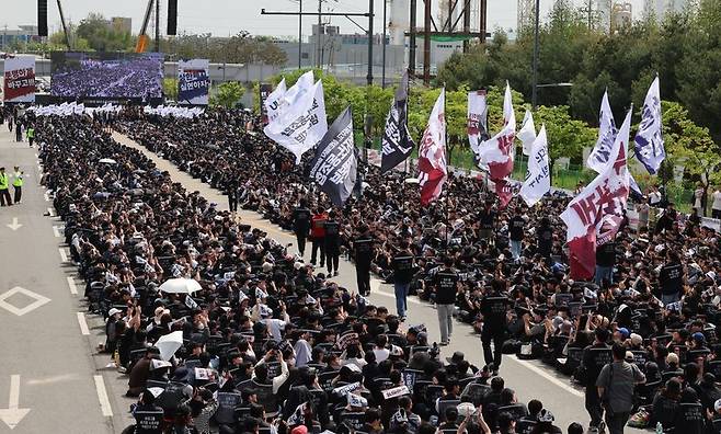 지난 23일 경기도 평택시 삼성전자 평택캠퍼스 앞에서 삼성전자 노동조합 공동투쟁본부가 투쟁 결의대회를 열고 있는 모습. 연합뉴스