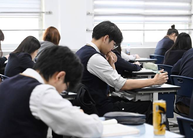 고교학점제가 전면 시행된 지 1년이 지났지만 교육 현장의 혼란은 계속되고 있다. 학생들은 현행 대입제도 앞에서 ‘과목 선택권‘을 제대로 누리지 못한다. 자율형사립고 학생들은 자퇴를 고민한다. 고교학점제는 지역별 ‘교육 불평등’을 가속화하는 주범으로까지 낙인찍혔다. 지난 3월24일 금천고 3학년 학생들이 전국연합학력평가를 치르는 모습. 사진공동취재단